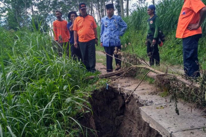 Warga Lereng Merapi Gotong Royong Perbaiki Longsor