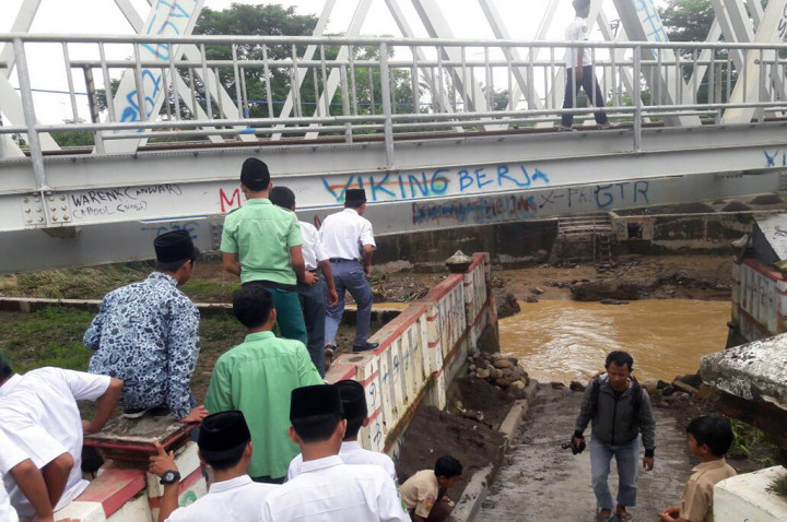 Warga Cirebon Minta Pemerintah Segera Perbaiki Jembatan Rusak
