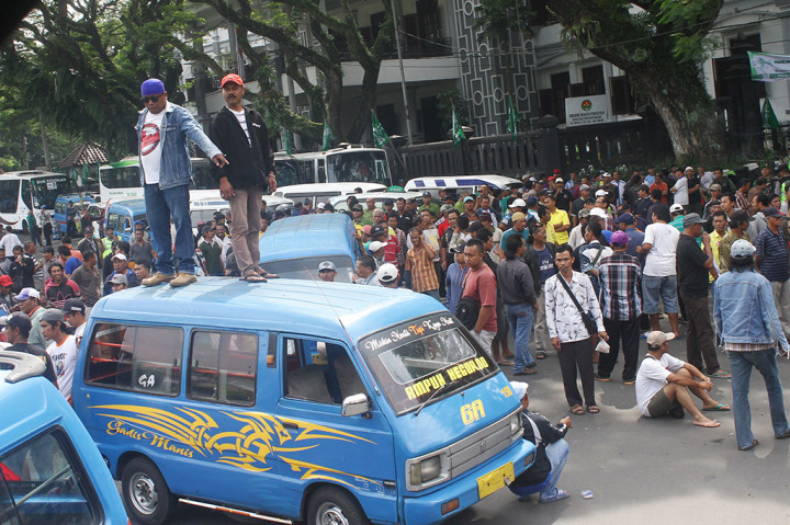 Sopir Angkot di Malang Demo Tolak Transportasi Online