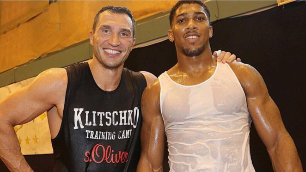 Wladimir Klitschko (Kiri) akan mengandalkan pengalaman saat menghadapi Anthony Joshua (Kanan) dalam perebutan tinju kelas berat versi IBF dan WBA (Foto: Boxing News)