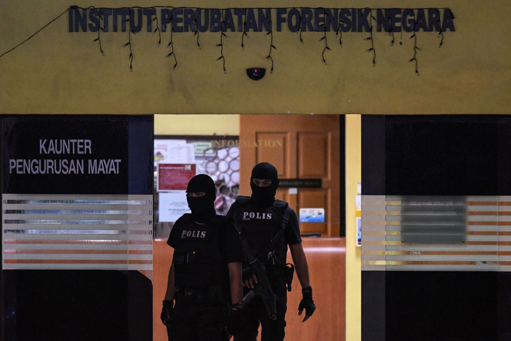 Members of the Royal Malaysian Police special operation forces man the entrance at the forensics wing of the Hospital Kuala Lumpur in the Malaysian capital on February 21, 2017, where the body of a North Korean man suspected to be Kim Jong-Nam, half-broth