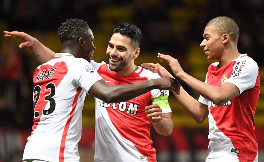 Falcao (tengah) menjadi pendulang gol terbanyak Monaco pada musim ini (AFP PHOTO / Yann COATSALIOU)