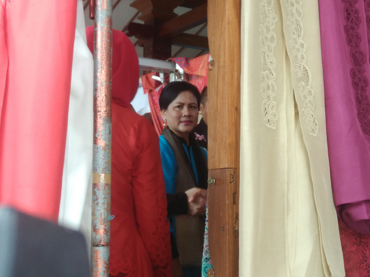 Berkunjung ke Karanganyar, Iriana Jokowi Borong Kain