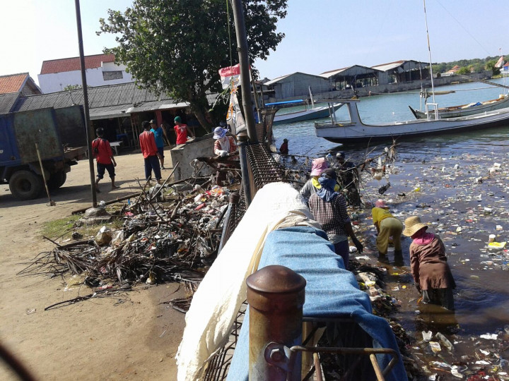 Sampah Menumpuk di Sepanjang 1 Kilometer Pantai Sumenep