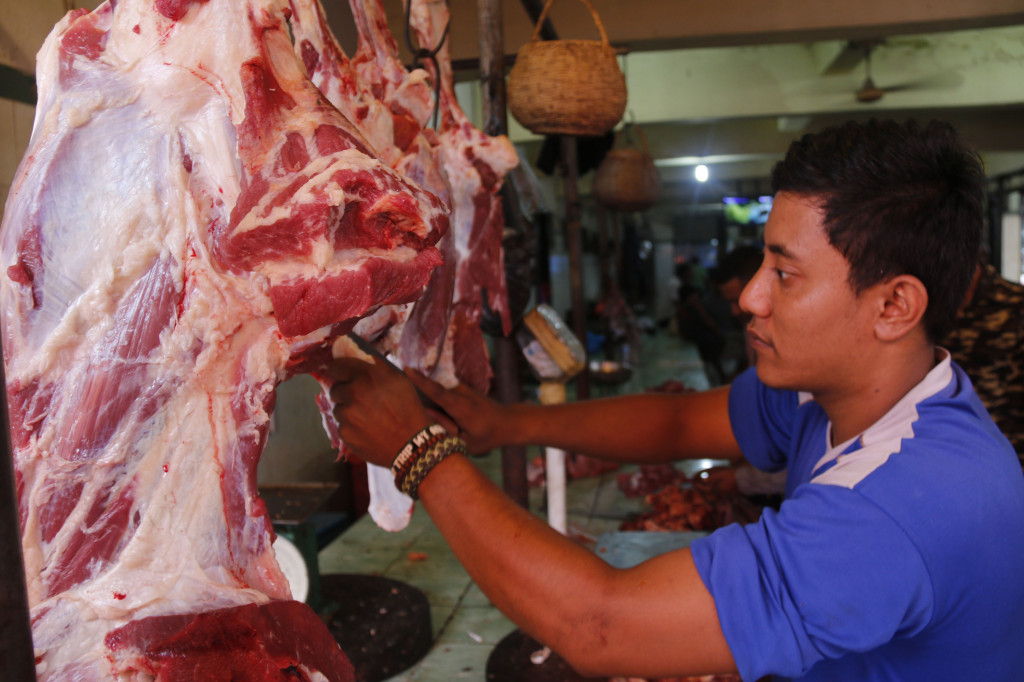 Jelang perayaan hari Meugang dan Hari Raya Idul Adha 1437 H, harga jual daging sapi di Pasar Tradisional Peunayong, Banda Aceh, Selasa (6/9/2016) mengalami kenaikan dari Rp130.000/kg menjadi Rp140.000/kg hingga Rp150.000/kg. koresponden/Ferdian Ananda Ma