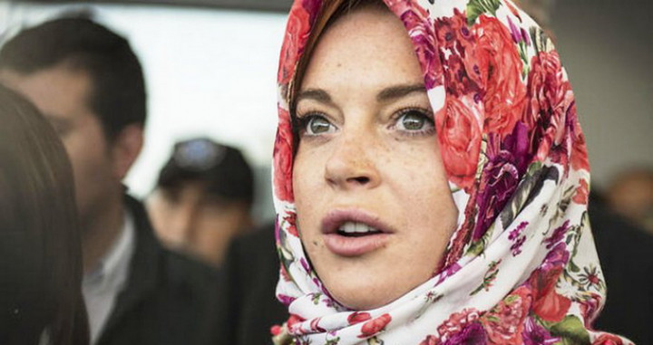 Lindsay Lohan Mengaku Alami Diskriminasi Ketika Kenakan Hijab