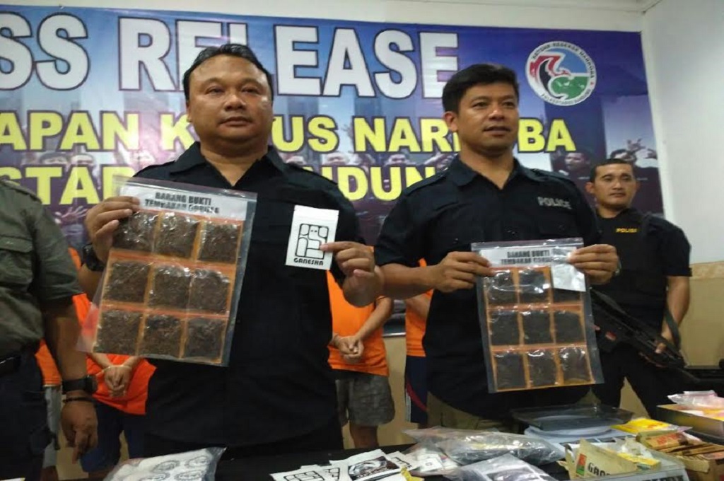 Polrestabes Bandung mengungkap jual beli tembakau gorilla di sosial media, MTVN - Octavianus