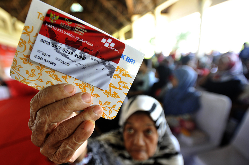 Warga Makassar Terima Bantuan Pangan Non-Tunai