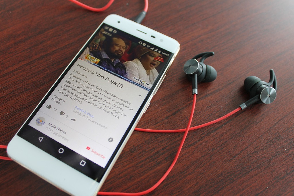 Advan G1 dengan earphone khususnya.