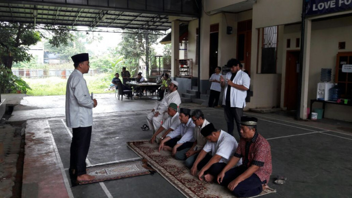 Jemaah Ahmadiyah Depok Terpaksa Salat Jumat di Halaman Masjid
