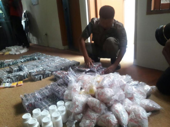 Gerebek Indekos, BNN Cirebon Temukan Puluhan Ribu Obat Berbahaya