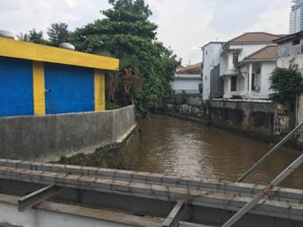 Warga: Kali Krukut Dulu Lebar Sekarang Sempit