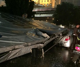 Petugas Kesulitan Evakuasi Baliho Roboh di Depan RS Harapan Kita