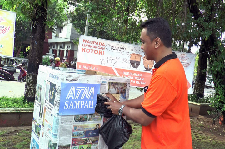ATM Sampah Ajarkan Warga Buang Sampah di Tempatnya