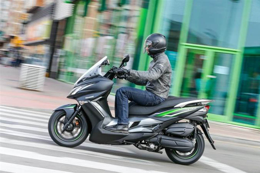Kawasaki J125 merupakan kembaran Kymco Downtown 125i. Kawasaki
