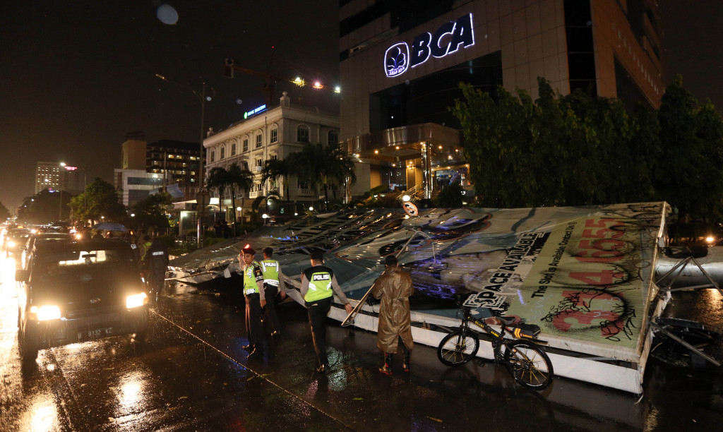  Papan reklame roboh di kawasan Jalan S. Parman, Slipi, Jakarta Barat, Sabtu (25/2/2017). Hujan deras disertai angin dan petir mengguyur hampir seluruh kawasan Jakarta, mengakibatkan papan reklame roboh. Foto: MI/Ramdani