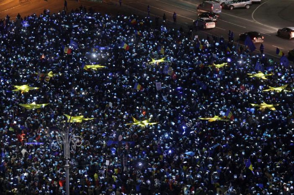 Demonstran membentuk logo bendera Uni Eropa dalam unjuk rasa di Bucharest, Rumania, 26 Februari 2017. (Foto: Reuters)