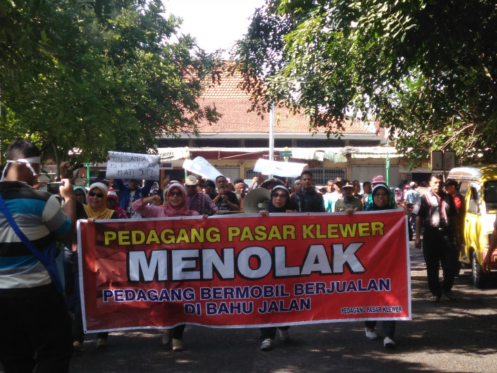 Pedagang Pasar Klewer Unjuk Rasa Menolak Pedagang Bermobil