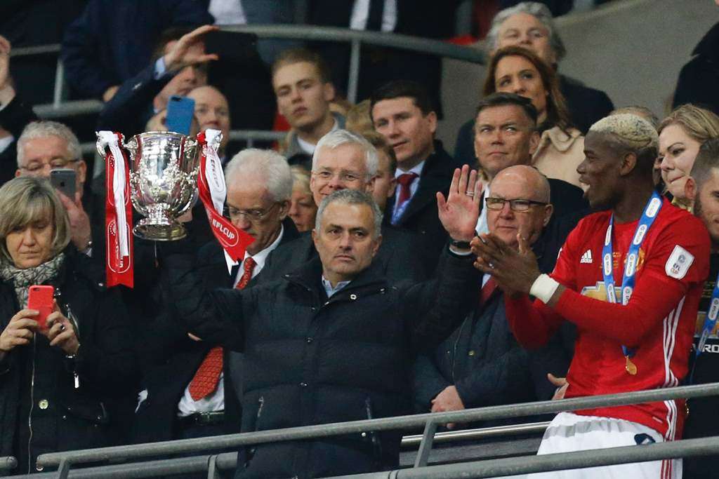 Jose Mourinho merayakan gelar Piala Liga Inggris. (Foto: AFP/Ian Kington)