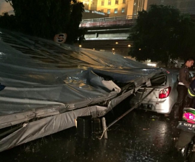 Baliho milik PT Warna Warni roboh di depan RS Harapan Kita, Slipi, Jakarta Barat/Foto: Istimewa