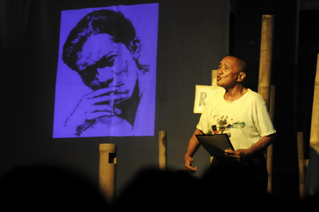 Seorang seniman membacakan puisi pada pementasan teater dan puisi untuk mengenang penyair pelopor angkatan 1945 Chairil Anwar. (ANTARA/Suwandy)