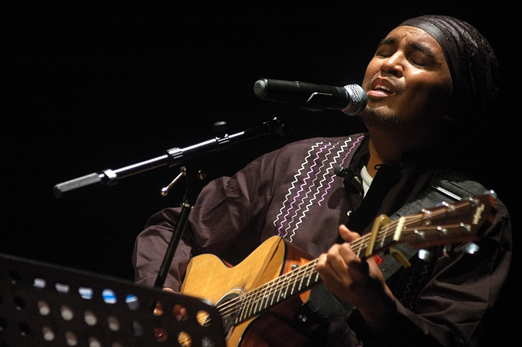 Musikalisasi puisi oleh penyanyi Glenn Fredly. Pembacaan puisi teatrikal