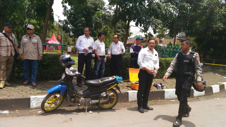 Pelaku Bom Bandung Lempar Kursi Kelurahan ke Warga