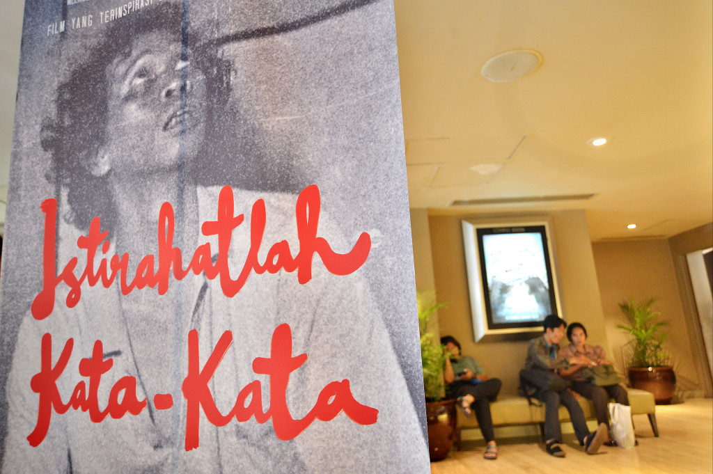 Pengunjung menunggu waktu pemutaran film saat nonton bersama film