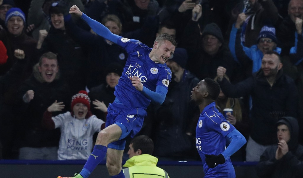 Jamie Vardy merayakan golnya ke gawang Liverpool (Kiri) (Foto: AFP/Adrian Dennis)