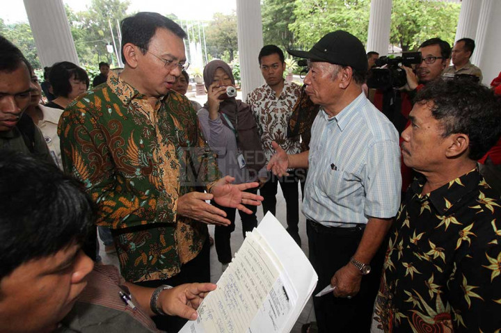 Ahok Terima Aduan Warga Sebelum Jalani Sidang