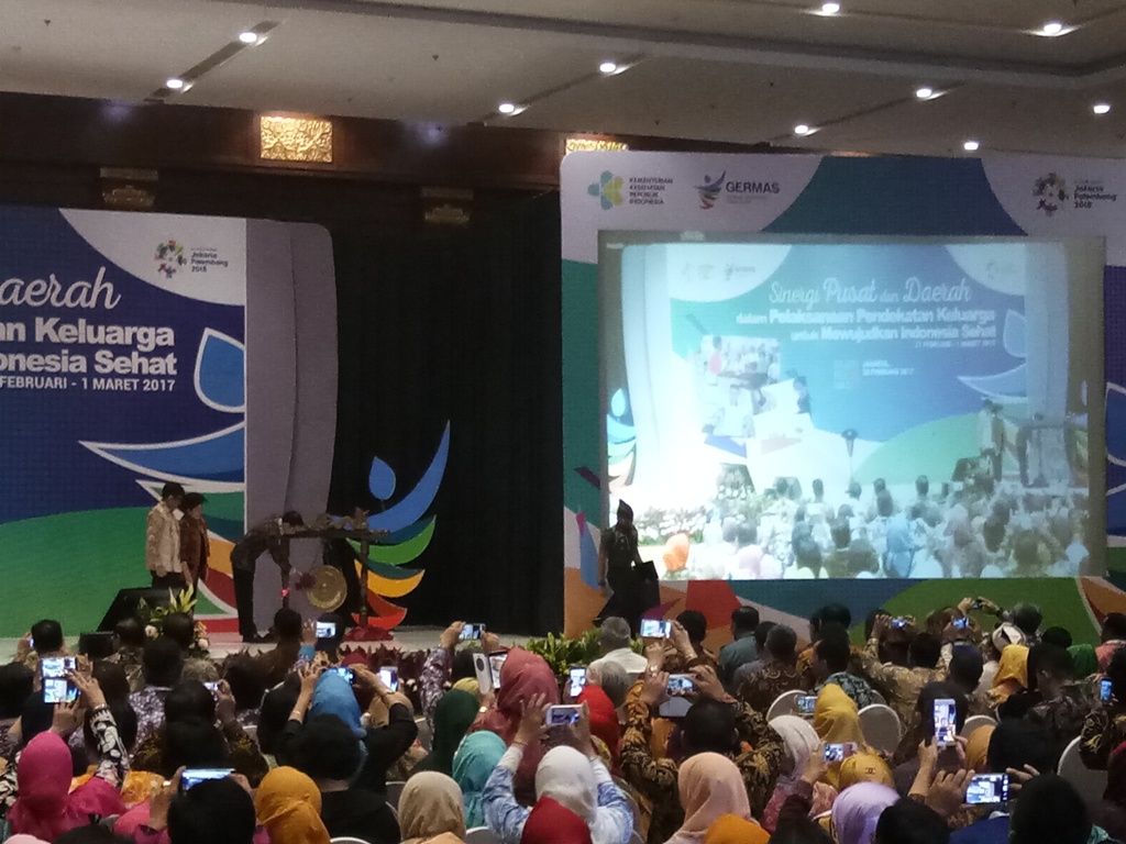 Presiden Joko Widodo memukul gong untuk membuka rapat kerja kesehatan nasional (rakerkesnas) 2017 di Hotel Bidakara, Jakarta, Selasa 28 Februari 2017. Foto: MTVN/Achmad Zulfikar Fazli.