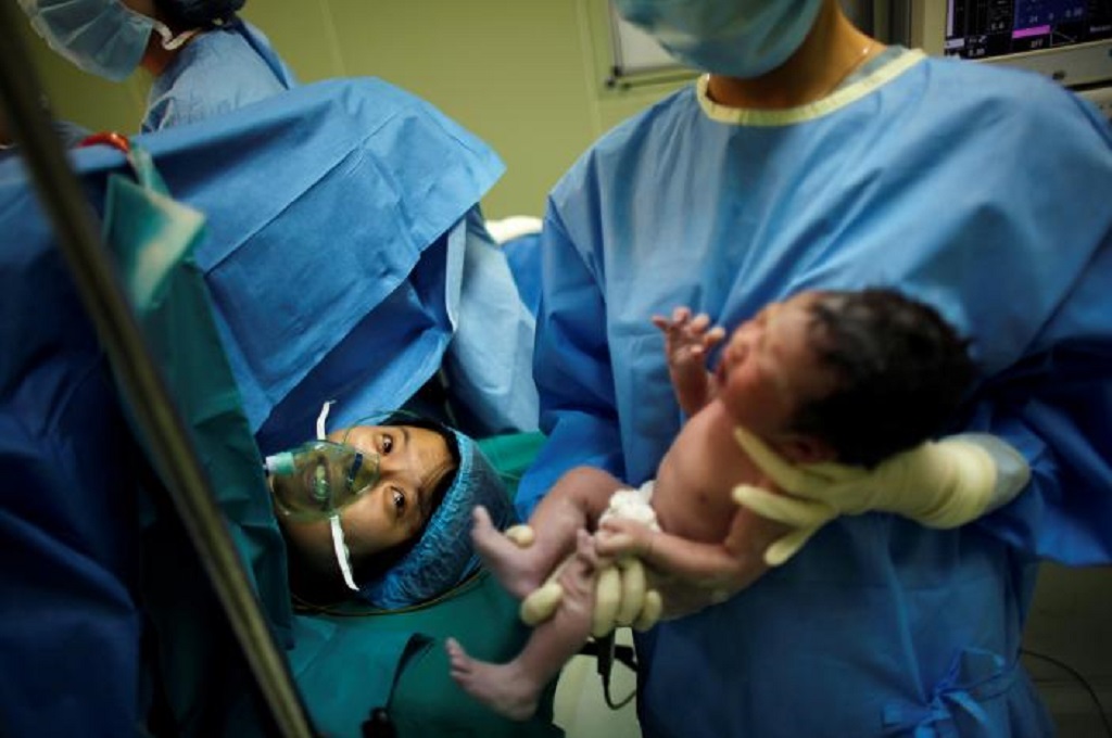 Seorang bayi lahir di Rumah Sakit Ruijin, Shanghai, Tiongkok, 24 Oktober 2011. (Foto: Reuters).