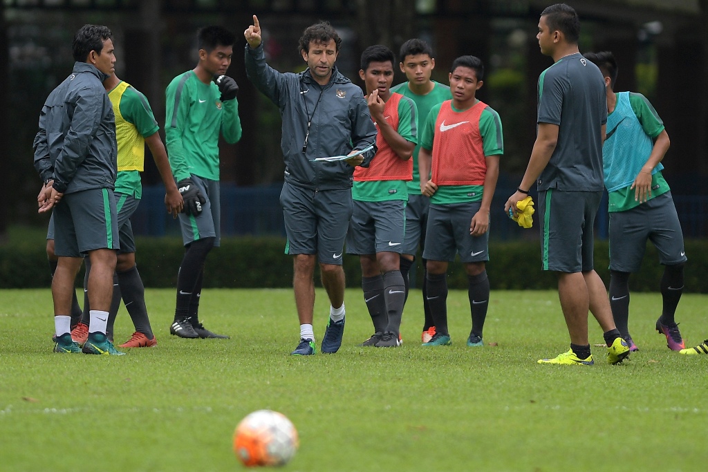 Luis Milla saat memimpin sesi latihan di seleksi tahap pertama Timnas U-22 (Foto: ANTARA FOTO/Sigid Kurniawan)