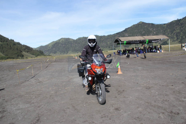 Menjelajah Lautan Pasir Gunung Bromo Bersama Versys-X 250