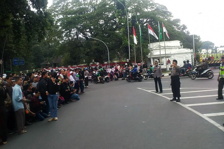 Petugas Kewalahan Atur Warga