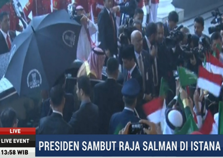 Hujan tak Ganggu Upacara Penyambutan Raja Arab