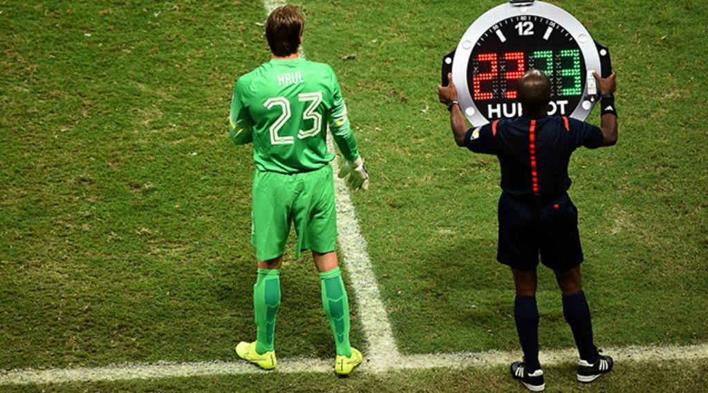 Tim Krul saat masuk menggantikan Jasper Cilessen di masa injury time jelang babak adu penalti Belanda vs Kosta Rika di Piala Dunia 2010 (Foto: http://premierskillsenglish.britishcouncil.org)