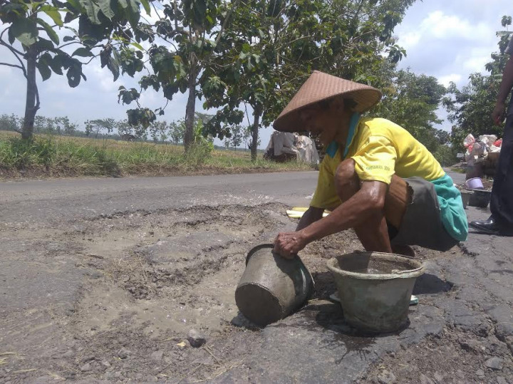 Mbah Sadiyo, Pemulung yang Tambal Lubang Jalan Pakai Uang Pribadi