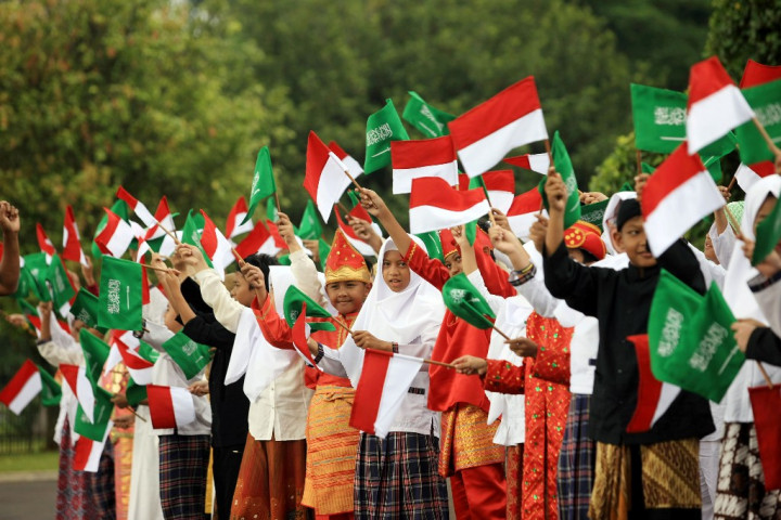 Ratusan Ibu-Ibu Beri Salam Perpisahan untuk Raja Salman