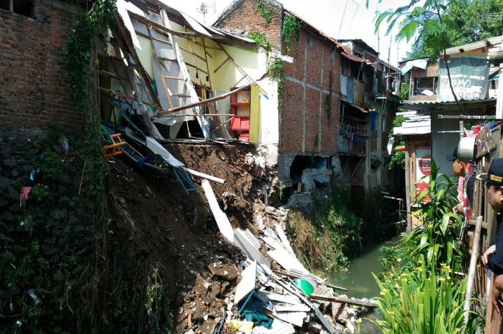 Sudah Puluhan Tahun, Bangunan Berdiri di Pinggir Cikapundung Kolot Bandung