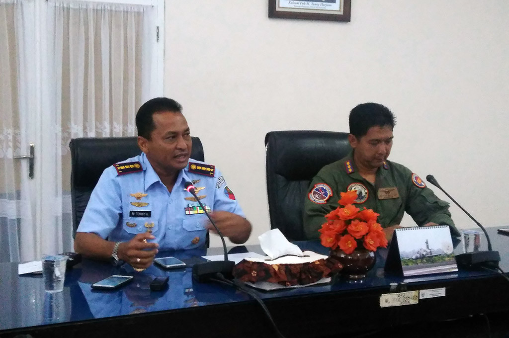 Komandan Wing Dikterbang Lanud Adi Sucipto Kolonel Pnb Bonang Bayuaji Gautama (kanan) -- MTVN/Pythag Kurniati