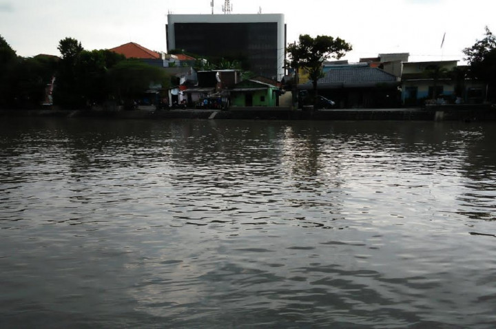 Cerita Warga Pinggir Sungai di Surabaya tak Takut Banjir