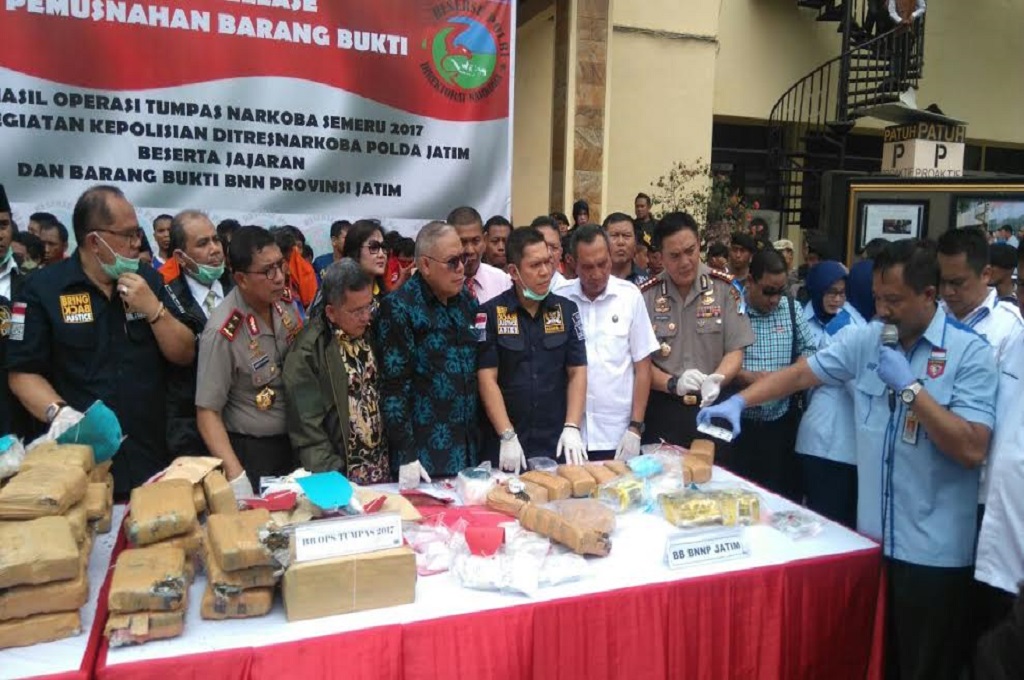 Polda Jatim saat proses pemusnahan barang bukti puluhan kilogram narkotika dan obat terlarang di Mapolda Jatim, MTVN - MK Rosyid