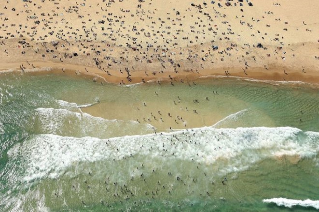 Pantai Bondi di Sydney dijaga ketat petugas penjaga pantai. (Foto: Getty)