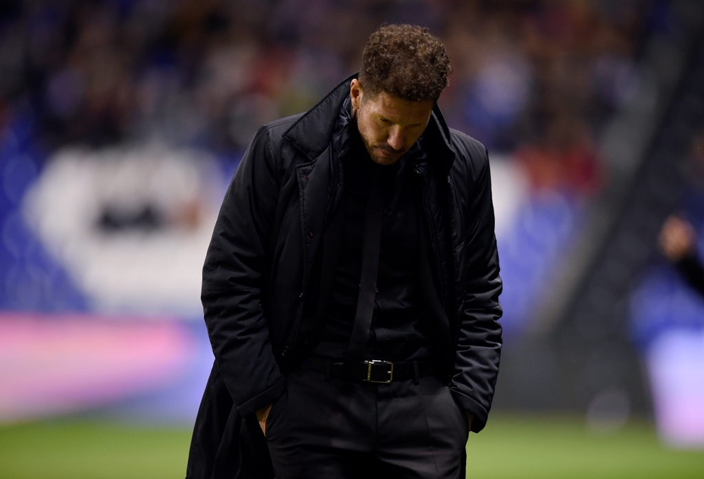 Diego Simeone tertunduk setelah melihat Torres tak sadarkan diri (Foto: MIGUEL RIOPA / AFP)