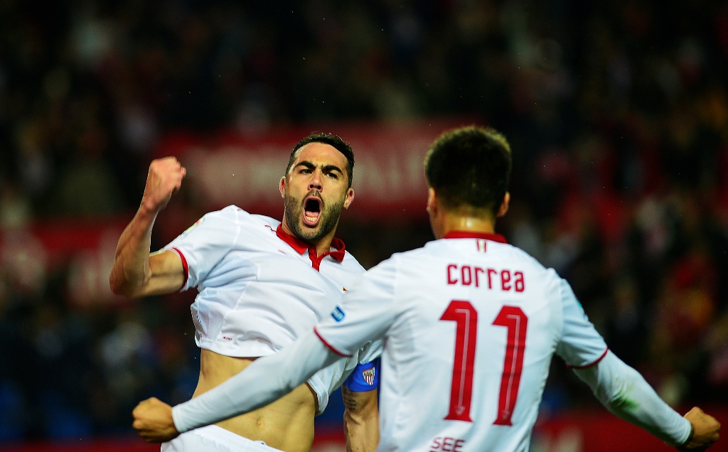 Vicente Iborra (Kiri) mencetak gol tunggal untuk Sevilla (Foto: AFP/Cristina Quicler)