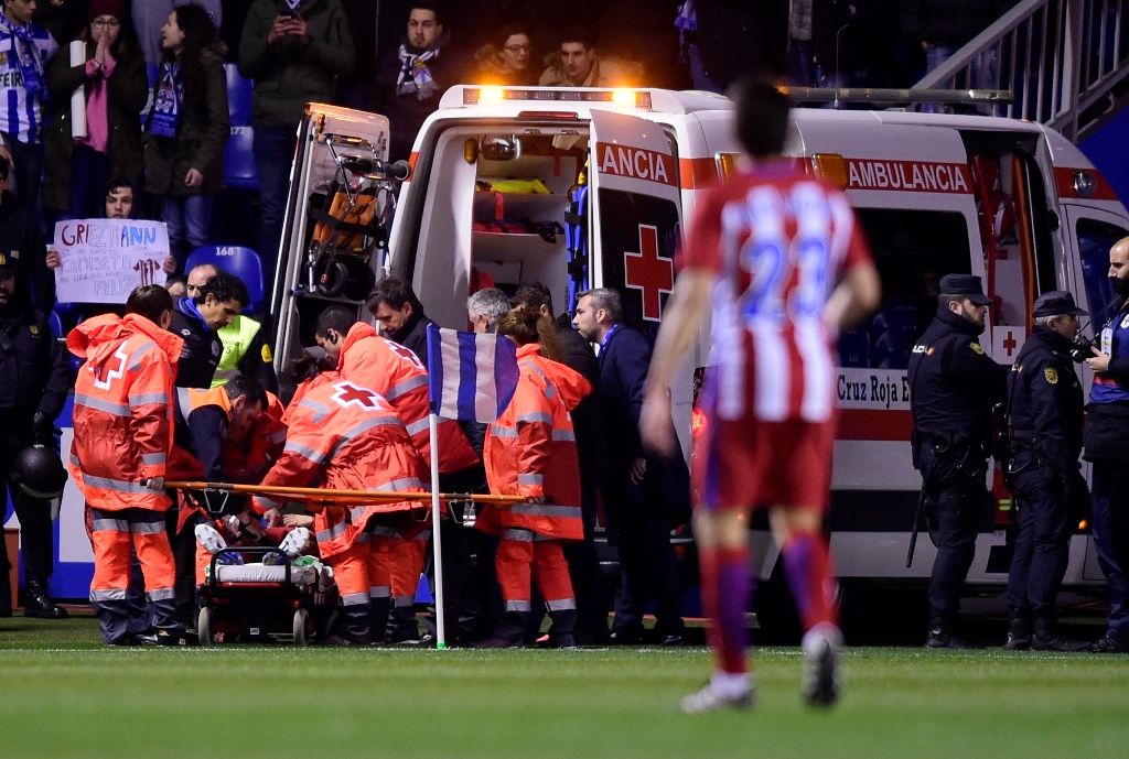 Fernando Torres saat dilarikan ke rumah sakit (Foto: MIGUEL RIOPA / AFP)