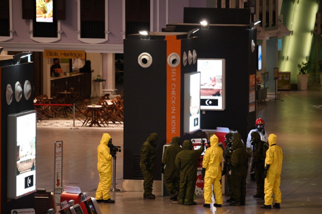 Tim gabungan melakukan dekontaminasi di Bandara Internasional Kuala Lumpur (KLIA2) di Kuala Lumpur, Malaysia, 25 Februari 2017. (Foto: AFP)