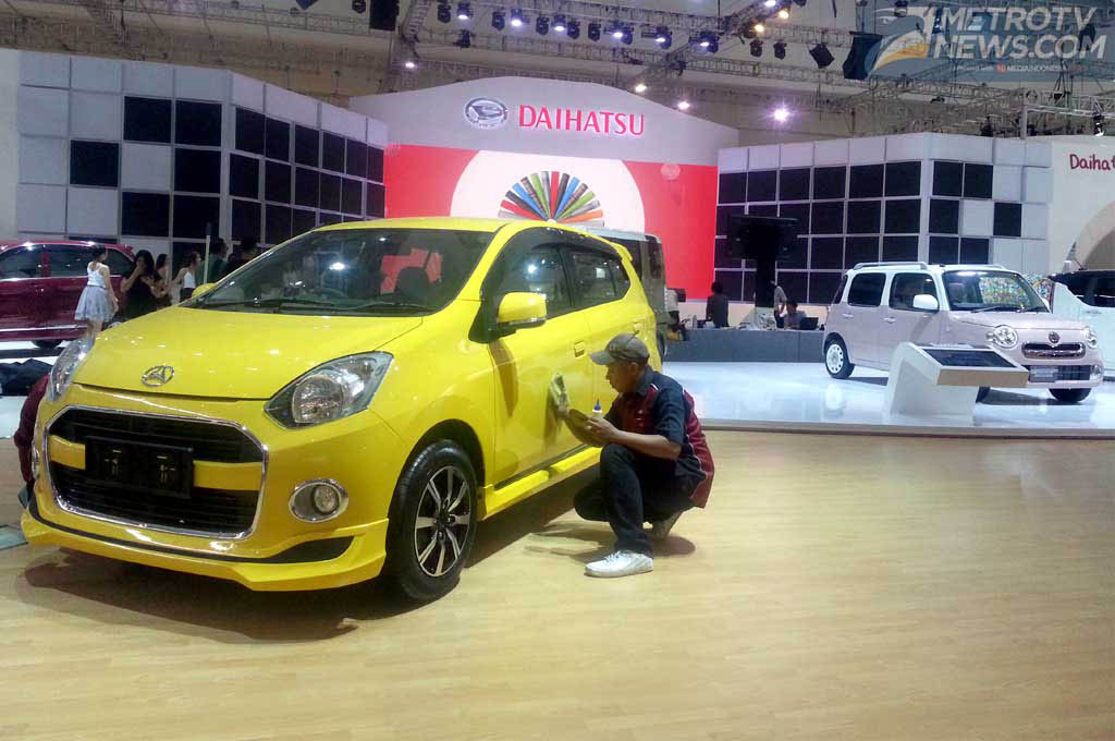 Persiapan booth Daihatsu di GIIAS 2016. MTVN/ Ekawan Raharja