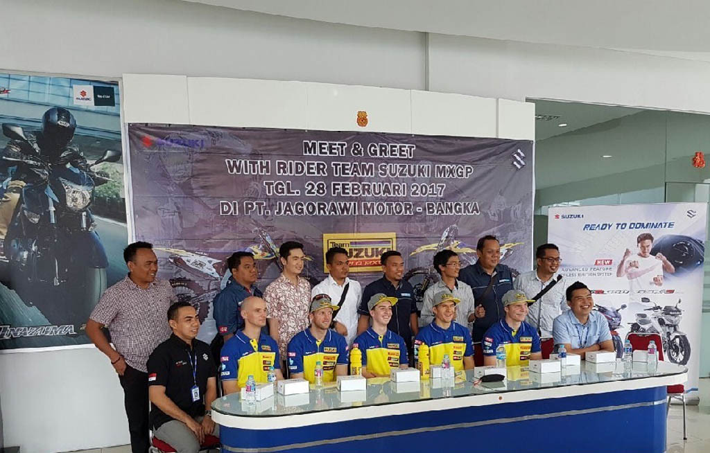 Konsumen GSX 150 berfoto dengan crosser kelas dunia. SIS